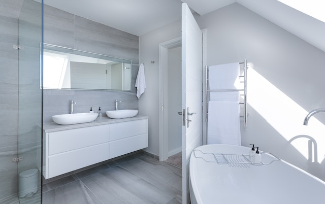Lire la suite à propos de l’article Pourquoi faire appel a des professionnels pour renover votre salle de bains ?