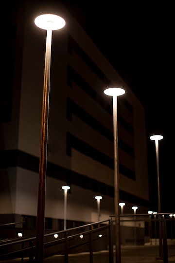 Lire la suite à propos de l’article Éclairage pour parking : pourquoi se tourner vers les lampadaires solaires ?